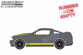 Ford  - Mustang 2011 grey/yellow - 1:64 - GreenLight - 41170E - gl41170E | Toms Modelautos