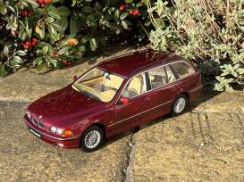 BMW  - 5-series E39 Touring 1998 red - 1:18 - Triple9 Collection - 1800392 - T9-1800392 | Toms Modelautos