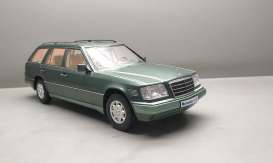 Mercedes Benz  - E Class T-model 1995 malachite green - 1:18 - Triple9 Collection - 1800360 - T9-1800360 | Toms Modelautos